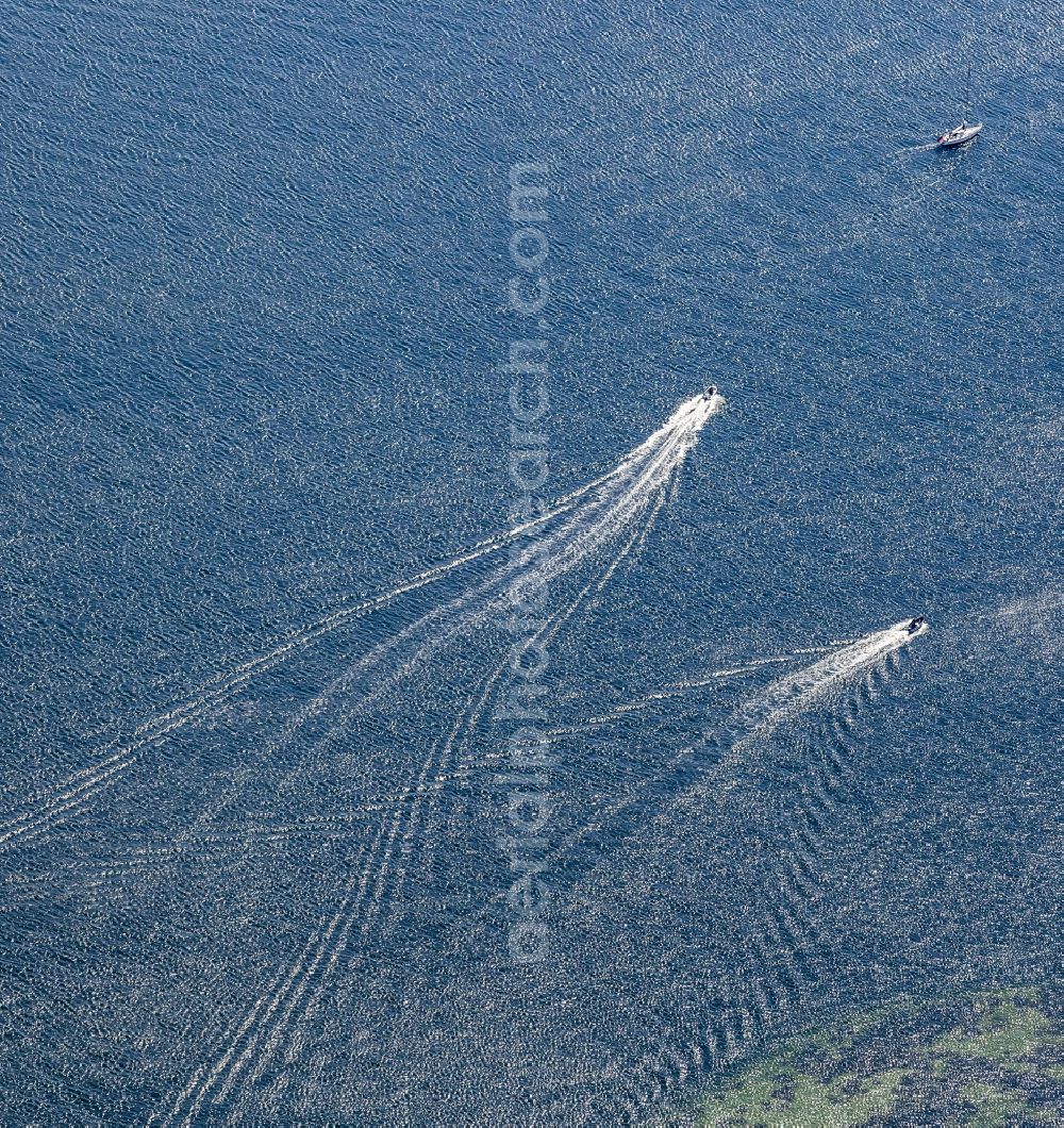 Strande from above - Motorboats during journey on the Baltic Sea in beach in the federal state Schleswig - Holstein, Germany