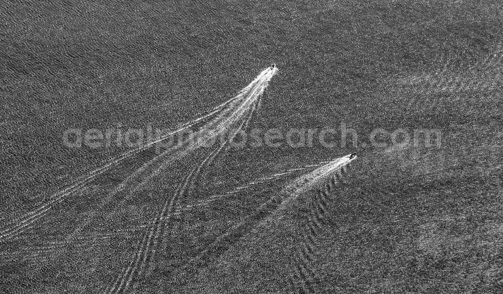 Strande from the bird's eye view: Motorboats during journey on the Baltic Sea in beach in the federal state Schleswig - Holstein, Germany