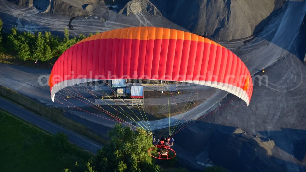 Aerial photograph Königswinter - Motorized paraglider in flight over the airspace in Koenigswinter in the state North Rhine-Westphalia, Germany