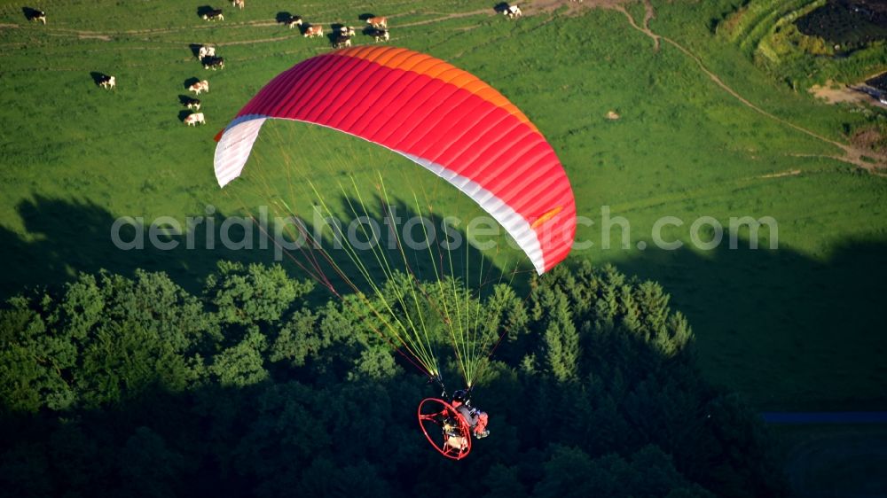 Aerial photograph Königswinter - Motorized paraglider in flight over the airspace in Koenigswinter in the state North Rhine-Westphalia, Germany