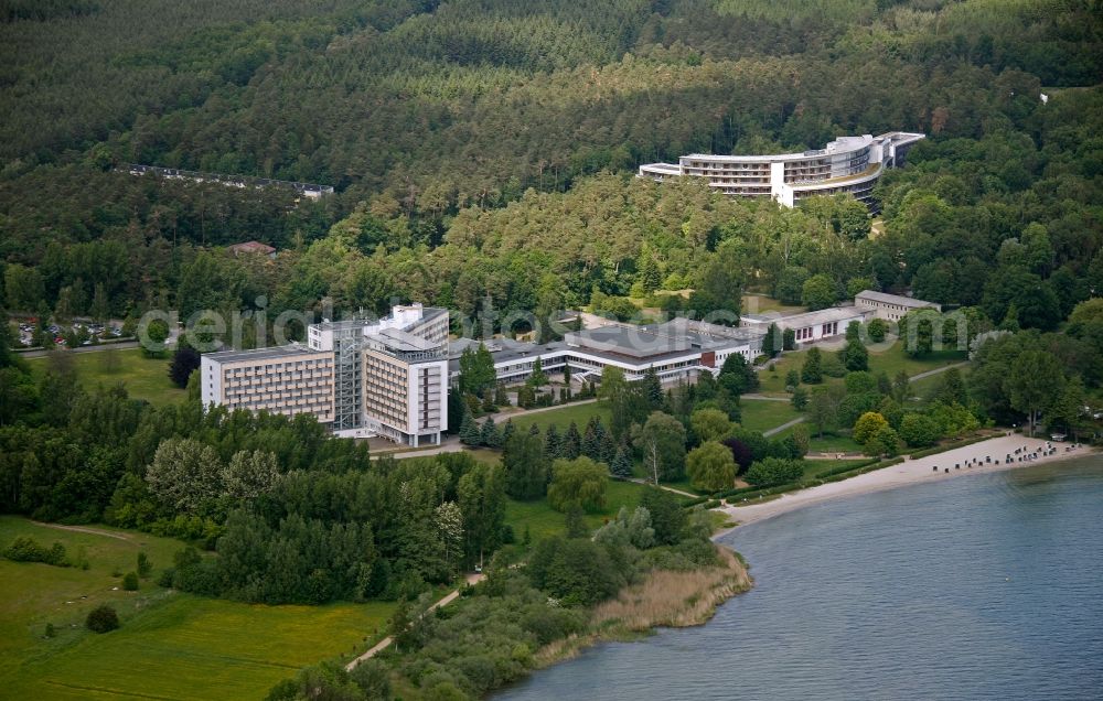 Klink from the bird's eye view: Building of the Mueritz Hotel with a view to the shore of the Binnenmueritz in Klink in Mecklenburg-Western Pomerania. The building of the Mueritz Klinik is locaded behind. It is surrounded by forest