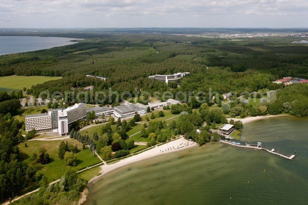 Aerial image Klink - Building of the Mueritz Hotel with a view to the shore of the Binnenmueritz in Klink in Mecklenburg-Western Pomerania. The building of the Mueritz Klinik is locaded behind. It is surrounded by forest