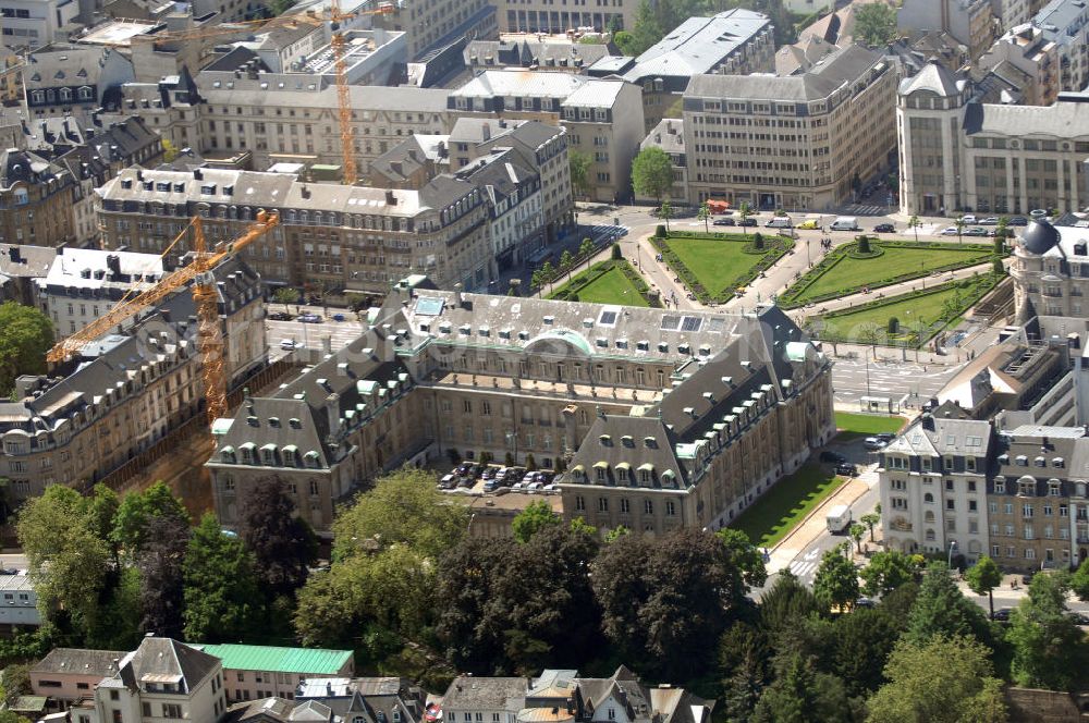 Luxemburg from above - Blick auf den Place des Martyrs, den Märtyrerplatz, im Volksmund auch Rosengarten genannt, südlich vom Boulevard de la Petrusse. Der Platz wurde 1920, nach der deutschen Besetzung während des Ersten Weltkrieges, erbaut. Durch den Park laufen drei Wege. Ihr Treffpunkt liegt an der Avenue de la Liberte. Gegenüber befindet sich die Hauptverwaltung von Arcelor, dem größten Stahlproduzenten der Welt. In der Rue Heinrich Heine wird gerade eine neue Parkgelegenheit gebaut. Ausführende Baufirma ist die Firma Soludec S.A. General Contractors. Kontakt Soludec S.A.: Tel. +352 599 599, Email: info@soludec.lu; Kontakt Arcelor: Tel. +352 47921,