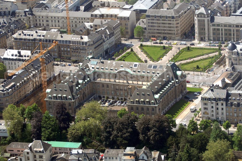 Luxemburg from the bird's eye view: Blick auf den Place des Martyrs, den Märtyrerplatz, im Volksmund auch Rosengarten genannt, südlich vom Boulevard de la Petrusse. Der Platz wurde 1920, nach der deutschen Besetzung während des Ersten Weltkrieges, erbaut. Durch den Park laufen drei Wege. Ihr Treffpunkt liegt an der Avenue de la Liberte. Gegenüber befindet sich die Hauptverwaltung von Arcelor, dem größten Stahlproduzenten der Welt. In der Rue Heinrich Heine wird gerade eine neue Parkgelegenheit gebaut. Ausführende Baufirma ist die Firma Soludec S.A. General Contractors. Kontakt Soludec S.A.: Tel. +352 599 599, Email: info@soludec.lu; Kontakt Arcelor: Tel. +352 47921,