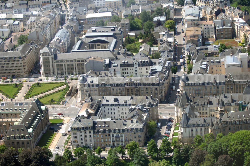 Aerial photograph Luxemburg - Blick auf den Place des Martyrs, den Märtyrerplatz, im Volksmund auch Rosengarten genannt, südlich vom Boulevard de la Petrusse. Der Platz wurde 1920, nach der deutschen Besetzung während des Ersten Weltkrieges, erbaut. Durch den Park laufen drei Wege. Ihr Treffpunkt liegt an der Avenue de la Liberte. Gegenüber befindet sich die Hauptverwaltung von Arcelor, dem größten Stahlproduzenten der Welt. Kontakt Arcelor: Tel. +352 47921,