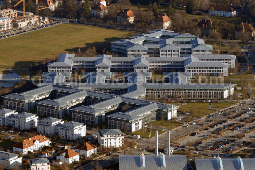 Haar from the bird's eye view: Blick auf die MSD Sharp & Dohme GmbH Gebäude in Haar bei Bayern. MSD ( Merck Sharp und Dohme ) ist ein Pharmaunternehmen und gehört zu dem US - amerikanischen Unternehmen Merck & Co. Inc. Seit 1994 befindet sich der Standort von MSD in Haar bei Bayern. Das erklärte Ziel ist durch innovative Forschung und Entwicklung medizinischer Präparate Menschenleben zu retten. Kontakt: MSD Sharp & Dohme GmbH, Lindenplatz 1, 85540 Haar, Tel. +49(0)89 45610, Fax +49(0)89 4601010; MSD InfoCenter: Tel. +49(0)800 673 673 673, Fax +49(0)800 673 673 329