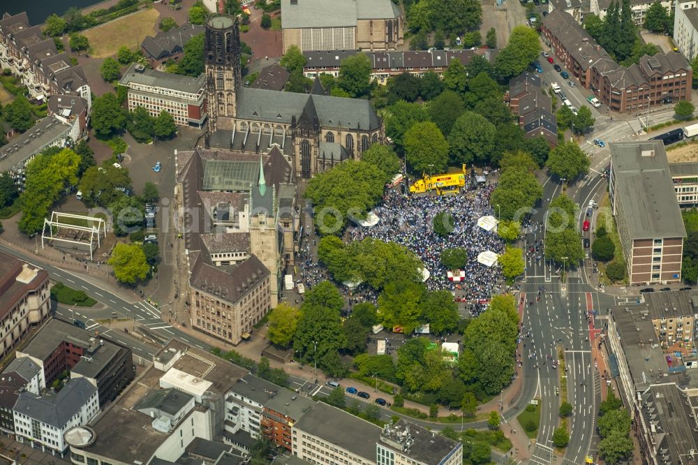 Duisburg from the bird's eye view: MSV fans on the castle square in front of the Duisburg city hall to celebrate the rise of their football team in the 2. Bundesliga in Duisburg in North Rhine-Westphalia