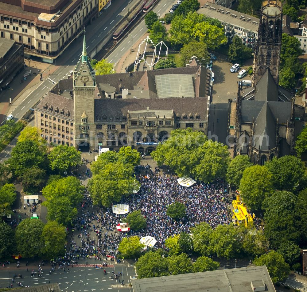 Aerial image Duisburg - MSV fans on the castle square in front of the Duisburg city hall to celebrate the rise of their football team in the 2. Bundesliga in Duisburg in North Rhine-Westphalia