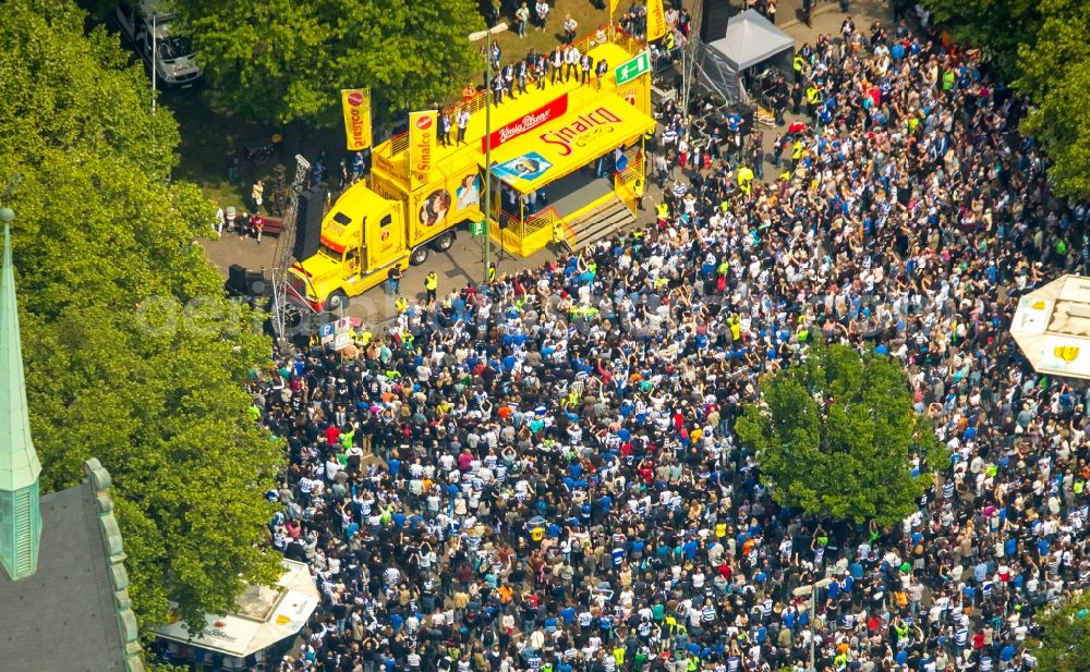 Aerial photograph Duisburg - MSV fans on the castle square in front of the Duisburg city hall to celebrate the rise of their football team in the 2. Bundesliga in Duisburg in North Rhine-Westphalia