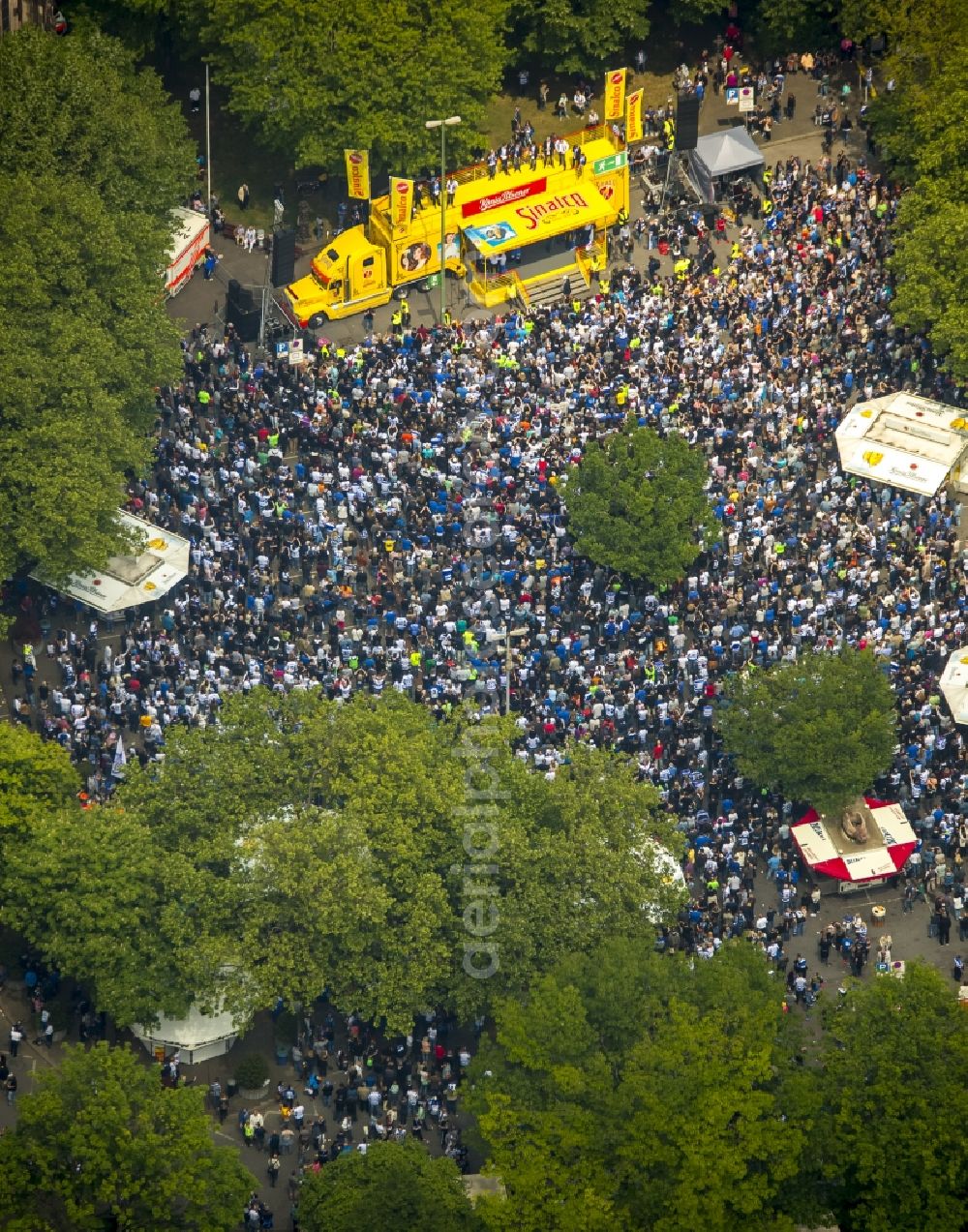 Duisburg from above - MSV fans on the castle square in front of the Duisburg city hall to celebrate the rise of their football team in the 2. Bundesliga in Duisburg in North Rhine-Westphalia