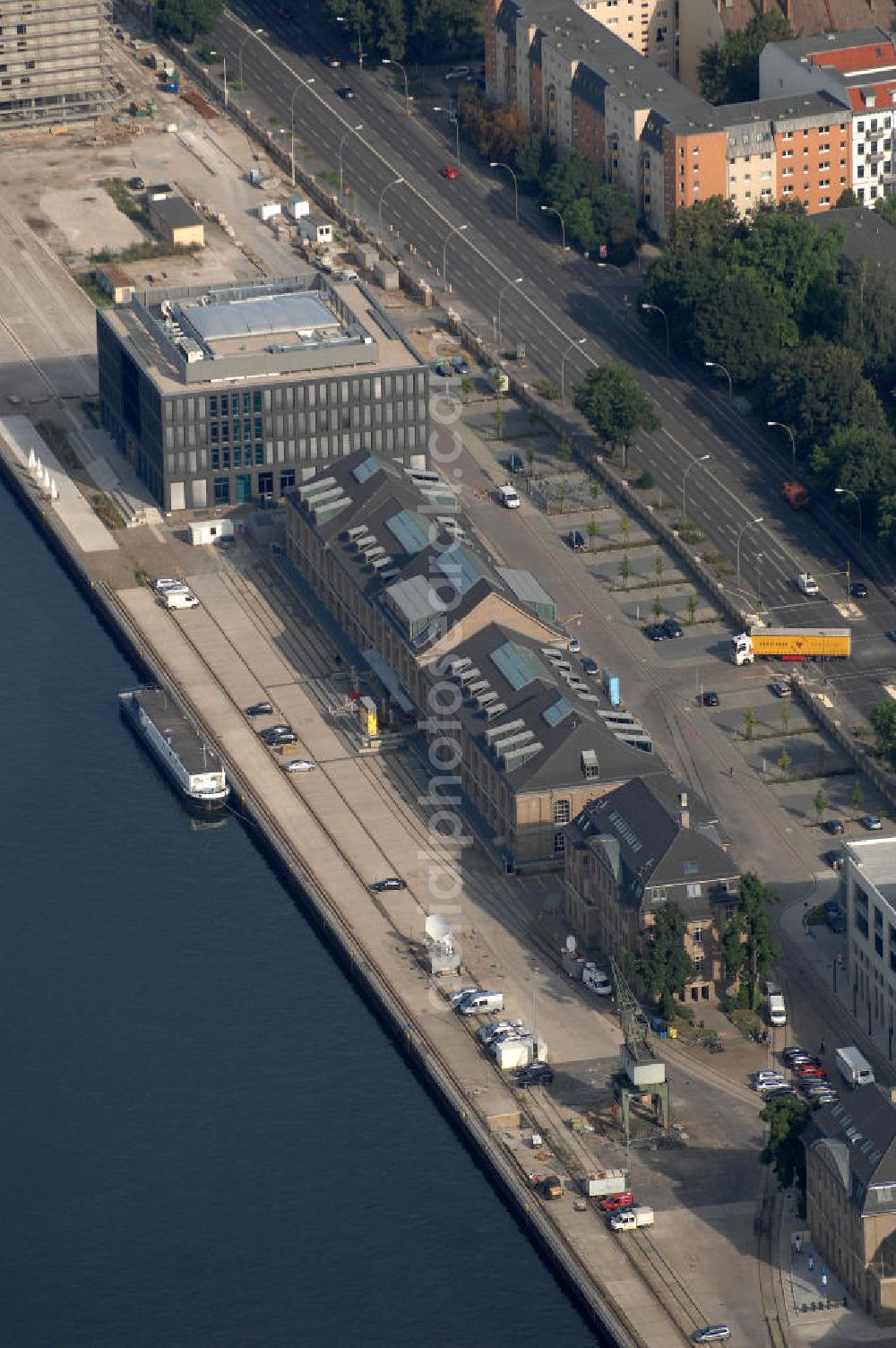 Aerial photograph Berlin - Blick über den Osthafen Berlin mit dem Funkhaus des Musiksenders MTV und einem weiteren Neubau des Unternehmens MTV Networks Germany GmbH. Adresse: Stralauer Allee 6-7, 10245 Berlin, Tel. +49 (0)30 700 100 0, Fax +49 (0)30 700 100 599