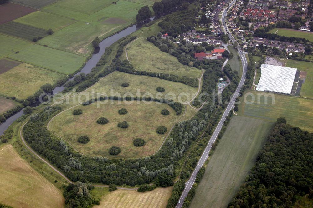 Aerial photograph Bergkamen - Blick auf die Muelldeponie bei Bergkamen. Das Metangas der geschlossenen Deponie wird gesammelt und zur Heizung des auf dem Bild zu sehenden Treibhauses genutzt. Bergkamen waste disposal site.