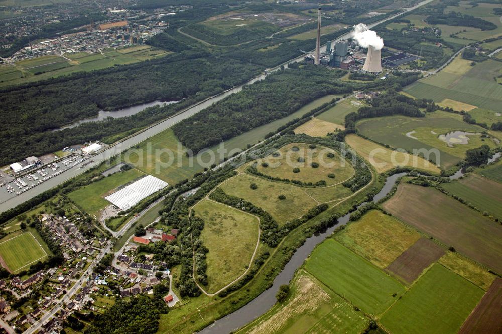 Bergkamen from above - Blick auf die Muelldeponie bei Bergkamen. Das Metangas der geschlossenen Deponie wird gesammelt und zur Heizung des auf dem Bild zu sehenden Treibhauses genutzt. Bergkamen waste disposal site.