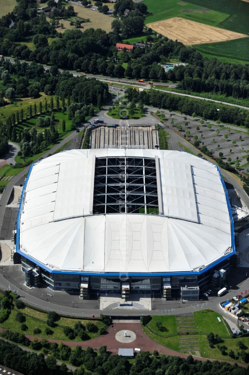 Aerial photograph Gelsenkirchen - View the Veltins-Arena, the stadium of Bundesliga football team FC Schalke 04. The multifunctional arena also offers space for concerts and other sports events such as biathlon, ice hockey or boxing