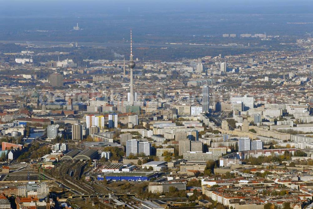 Berlin from the bird's eye view: Blick auf die Multifunktionshalle O2 World auf dem Gelände am ehemaligen Postgüterbahnhof. Die Anschutz Entertainment Group und O2-Germany eröffnen 2008 Europas modernste Multifunktionshalle mit ca. 17.000 Plätzen. Bis Herbst 2008 entsteht am Ostbahnhof in Berlin Friedrichshain mit der neuen O 2 World ein Haus der Premieren und eine neue Heimat für Sport und Entertainment. Eigentümer: Anschutz Entertainment Group, Detlef Kornett, Geschäftsführer; Projektleitung: Kevin Murphy, Senior Vice President Development Tel. +49 (30) 20 60 70 80,