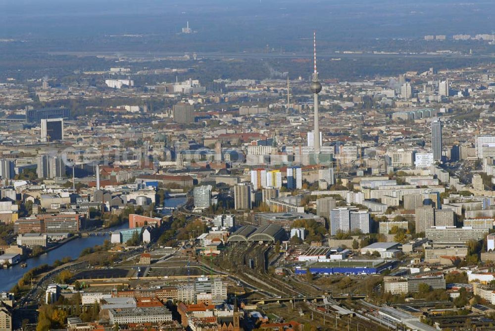 Berlin from the bird's eye view: Blick auf die Multifunktionshalle O2 World auf dem Gelände am ehemaligen Postgüterbahnhof. Die Anschutz Entertainment Group und O2-Germany eröffnen 2008 Europas modernste Multifunktionshalle mit ca. 17.000 Plätzen. Bis Herbst 2008 entsteht am Ostbahnhof in Berlin Friedrichshain mit der neuen O 2 World ein Haus der Premieren und eine neue Heimat für Sport und Entertainment. Eigentümer: Anschutz Entertainment Group, Detlef Kornett, Geschäftsführer; Projektleitung: Kevin Murphy, Senior Vice President Development Tel. +49 (30) 20 60 70 80,