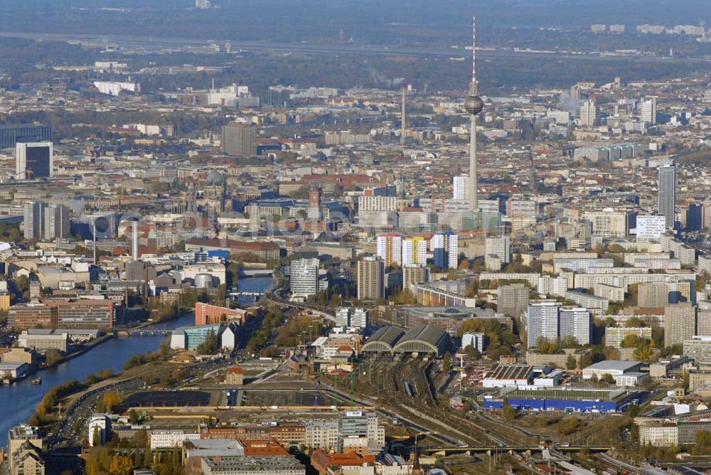 Aerial image Berlin - Blick auf die Multifunktionshalle O2 World auf dem Gelände am ehemaligen Postgüterbahnhof. Die Anschutz Entertainment Group und O2-Germany eröffnen 2008 Europas modernste Multifunktionshalle mit ca. 17.000 Plätzen. Bis Herbst 2008 entsteht am Ostbahnhof in Berlin Friedrichshain mit der neuen O 2 World ein Haus der Premieren und eine neue Heimat für Sport und Entertainment. Eigentümer: Anschutz Entertainment Group, Detlef Kornett, Geschäftsführer; Projektleitung: Kevin Murphy, Senior Vice President Development Tel. +49 (30) 20 60 70 80,