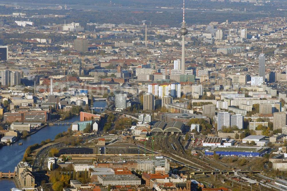 Aerial photograph Berlin - Blick auf die Multifunktionshalle O2 World auf dem Gelände am ehemaligen Postgüterbahnhof. Die Anschutz Entertainment Group und O2-Germany eröffnen 2008 Europas modernste Multifunktionshalle mit ca. 17.000 Plätzen. Bis Herbst 2008 entsteht am Ostbahnhof in Berlin Friedrichshain mit der neuen O 2 World ein Haus der Premieren und eine neue Heimat für Sport und Entertainment. Eigentümer: Anschutz Entertainment Group, Detlef Kornett, Geschäftsführer; Projektleitung: Kevin Murphy, Senior Vice President Development Tel. +49 (30) 20 60 70 80,