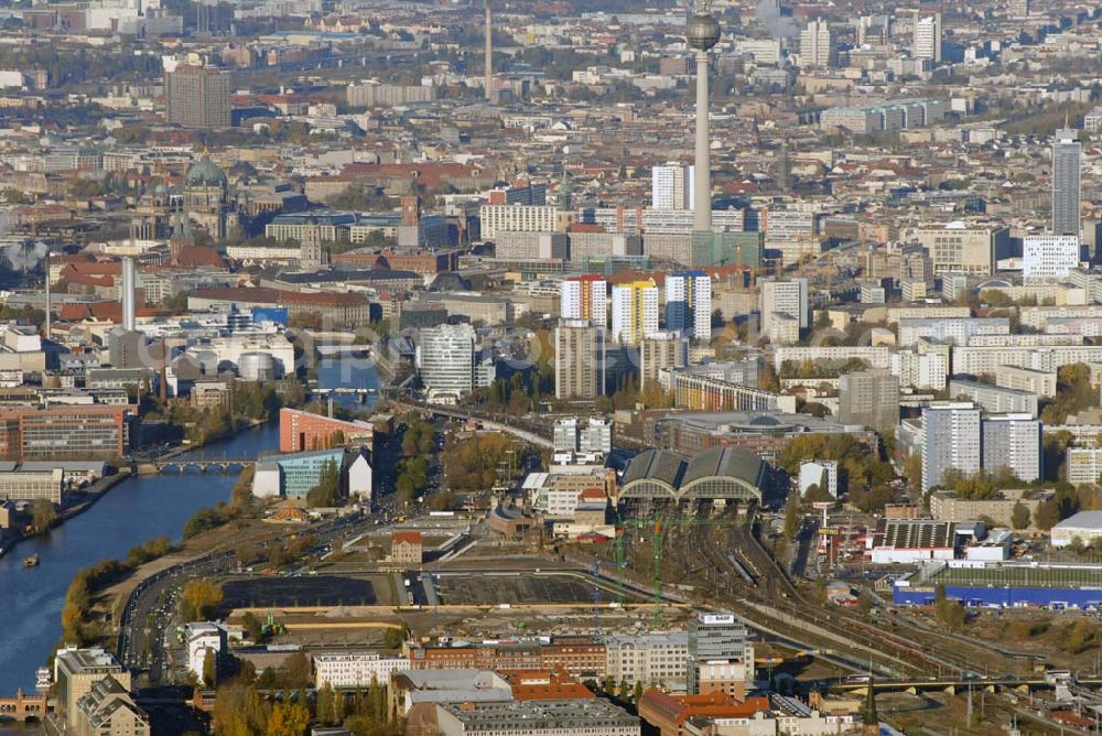 Berlin from above - Blick auf die Multifunktionshalle O2 World auf dem Gelände am ehemaligen Postgüterbahnhof. Die Anschutz Entertainment Group und O2-Germany eröffnen 2008 Europas modernste Multifunktionshalle mit ca. 17.000 Plätzen. Bis Herbst 2008 entsteht am Ostbahnhof in Berlin Friedrichshain mit der neuen O 2 World ein Haus der Premieren und eine neue Heimat für Sport und Entertainment. Eigentümer: Anschutz Entertainment Group, Detlef Kornett, Geschäftsführer; Projektleitung: Kevin Murphy, Senior Vice President Development Tel. +49 (30) 20 60 70 80,