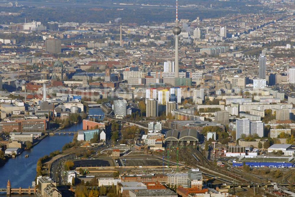 Berlin from the bird's eye view: Blick auf die Multifunktionshalle O2 World auf dem Gelände am ehemaligen Postgüterbahnhof. Die Anschutz Entertainment Group und O2-Germany eröffnen 2008 Europas modernste Multifunktionshalle mit ca. 17.000 Plätzen. Bis Herbst 2008 entsteht am Ostbahnhof in Berlin Friedrichshain mit der neuen O 2 World ein Haus der Premieren und eine neue Heimat für Sport und Entertainment. Eigentümer: Anschutz Entertainment Group, Detlef Kornett, Geschäftsführer; Projektleitung: Kevin Murphy, Senior Vice President Development Tel. +49 (30) 20 60 70 80,