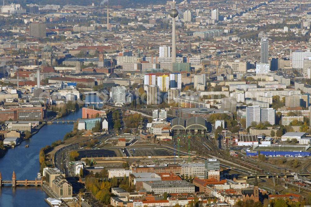 Aerial image Berlin - Blick auf die Multifunktionshalle O2 World auf dem Gelände am ehemaligen Postgüterbahnhof. Die Anschutz Entertainment Group und O2-Germany eröffnen 2008 Europas modernste Multifunktionshalle mit ca. 17.000 Plätzen. Bis Herbst 2008 entsteht am Ostbahnhof in Berlin Friedrichshain mit der neuen O 2 World ein Haus der Premieren und eine neue Heimat für Sport und Entertainment. Eigentümer: Anschutz Entertainment Group, Detlef Kornett, Geschäftsführer; Projektleitung: Kevin Murphy, Senior Vice President Development Tel. +49 (30) 20 60 70 80,