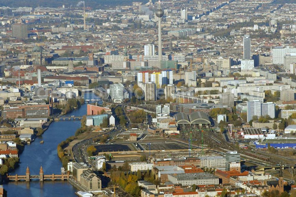 Aerial photograph Berlin - Blick auf die Multifunktionshalle O2 World auf dem Gelände am ehemaligen Postgüterbahnhof. Die Anschutz Entertainment Group und O2-Germany eröffnen 2008 Europas modernste Multifunktionshalle mit ca. 17.000 Plätzen. Bis Herbst 2008 entsteht am Ostbahnhof in Berlin Friedrichshain mit der neuen O 2 World ein Haus der Premieren und eine neue Heimat für Sport und Entertainment. Eigentümer: Anschutz Entertainment Group, Detlef Kornett, Geschäftsführer; Projektleitung: Kevin Murphy, Senior Vice President Development Tel. +49 (30) 20 60 70 80,