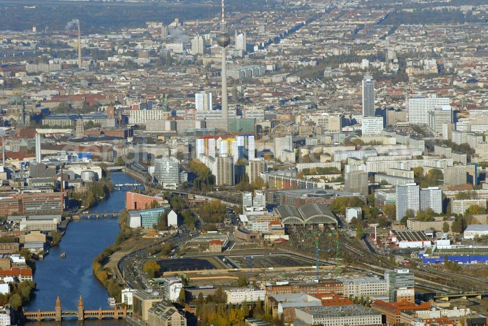 Berlin from above - Blick auf die Multifunktionshalle O2 World auf dem Gelände am ehemaligen Postgüterbahnhof. Die Anschutz Entertainment Group und O2-Germany eröffnen 2008 Europas modernste Multifunktionshalle mit ca. 17.000 Plätzen. Bis Herbst 2008 entsteht am Ostbahnhof in Berlin Friedrichshain mit der neuen O 2 World ein Haus der Premieren und eine neue Heimat für Sport und Entertainment. Eigentümer: Anschutz Entertainment Group, Detlef Kornett, Geschäftsführer; Projektleitung: Kevin Murphy, Senior Vice President Development Tel. +49 (30) 20 60 70 80,