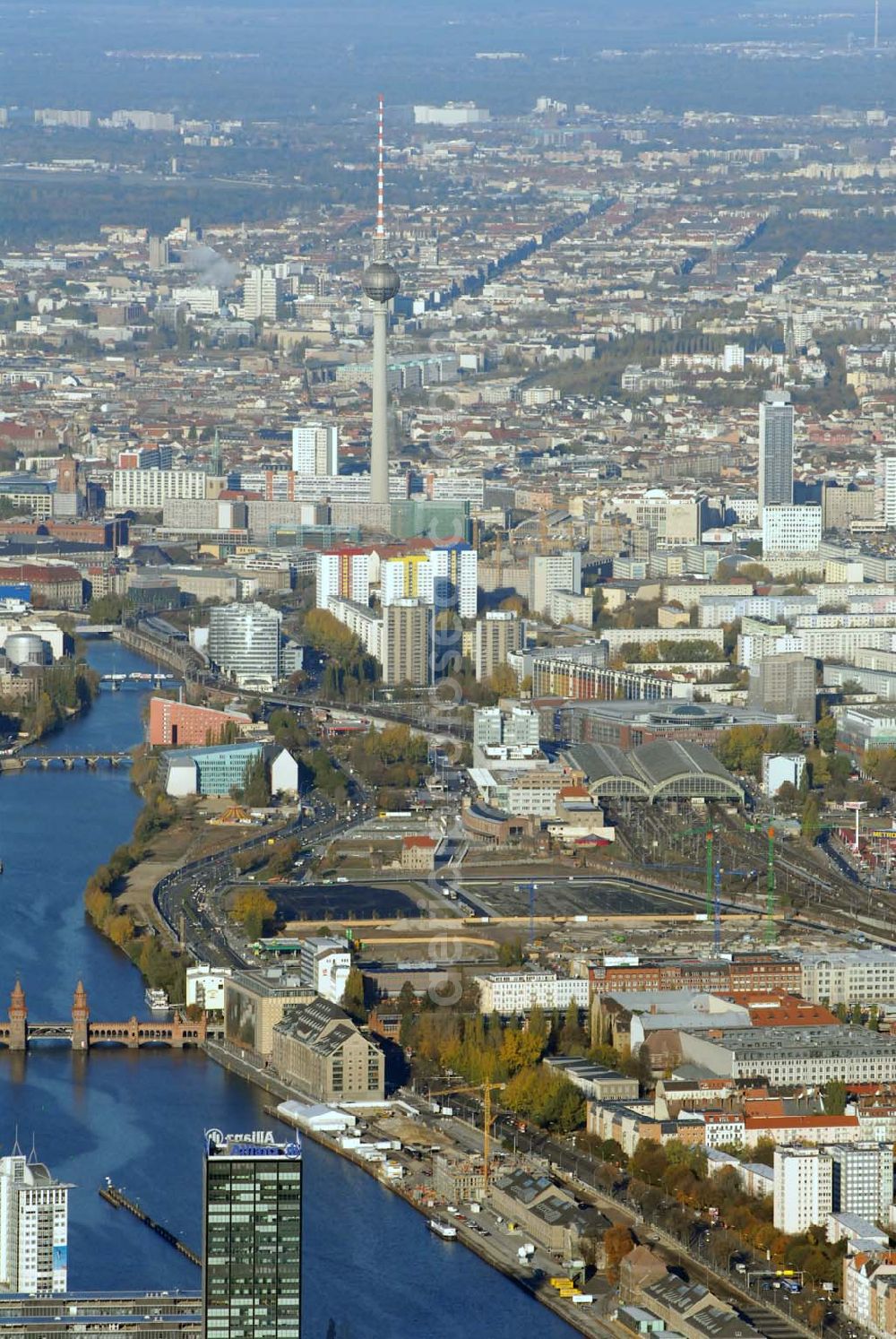 Berlin from the bird's eye view: Blick auf die Multifunktionshalle O2 World auf dem Gelände am ehemaligen Postgüterbahnhof. Die Anschutz Entertainment Group und O2-Germany eröffnen 2008 Europas modernste Multifunktionshalle mit ca. 17.000 Plätzen. Bis Herbst 2008 entsteht am Ostbahnhof in Berlin Friedrichshain mit der neuen O 2 World ein Haus der Premieren und eine neue Heimat für Sport und Entertainment. Eigentümer: Anschutz Entertainment Group, Detlef Kornett, Geschäftsführer; Projektleitung: Kevin Murphy, Senior Vice President Development Tel. +49 (30) 20 60 70 80,