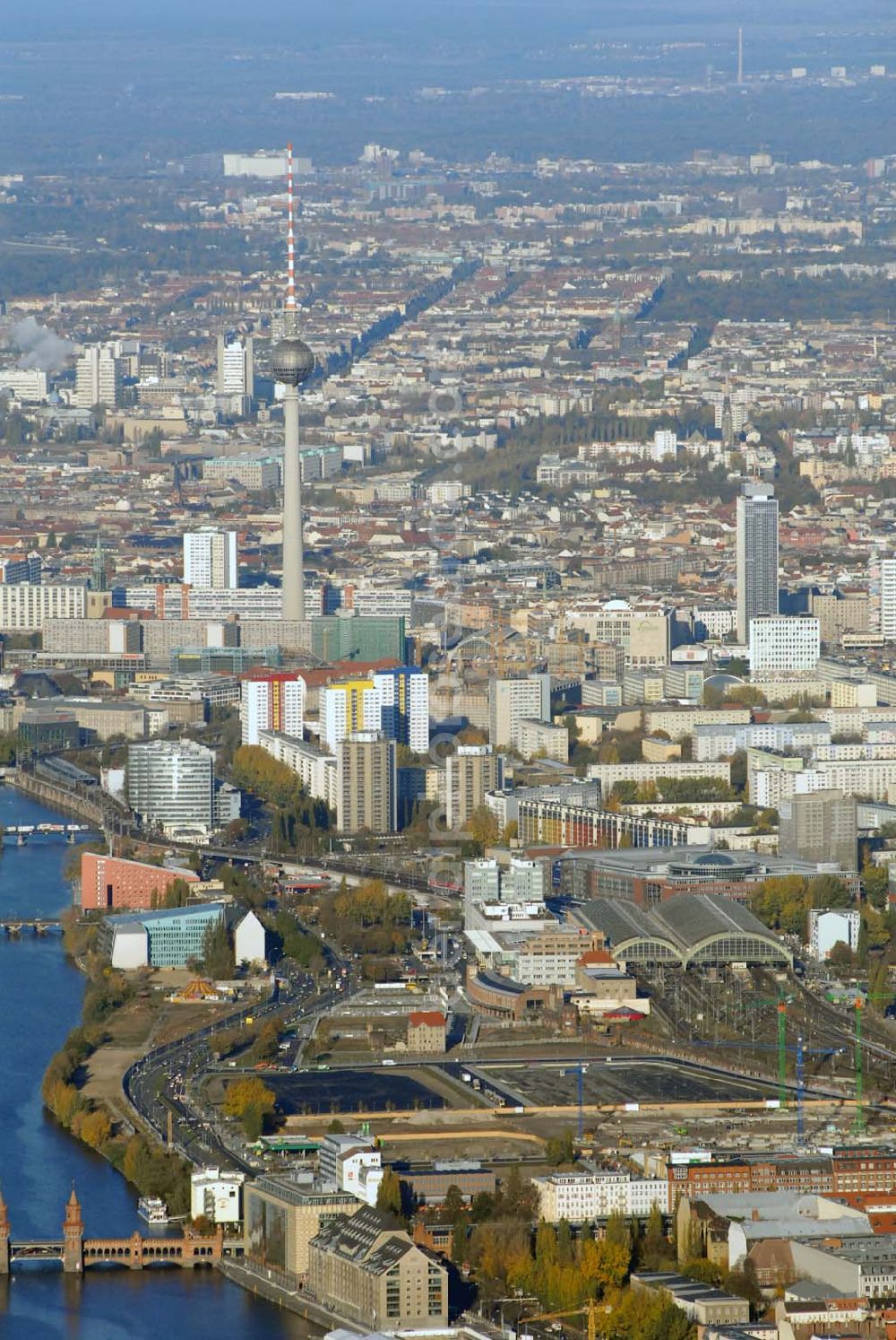 Aerial image Berlin - Blick auf die Multifunktionshalle O2 World auf dem Gelände am ehemaligen Postgüterbahnhof. Die Anschutz Entertainment Group und O2-Germany eröffnen 2008 Europas modernste Multifunktionshalle mit ca. 17.000 Plätzen. Bis Herbst 2008 entsteht am Ostbahnhof in Berlin Friedrichshain mit der neuen O 2 World ein Haus der Premieren und eine neue Heimat für Sport und Entertainment. Eigentümer: Anschutz Entertainment Group, Detlef Kornett, Geschäftsführer; Projektleitung: Kevin Murphy, Senior Vice President Development Tel. +49 (30) 20 60 70 80,