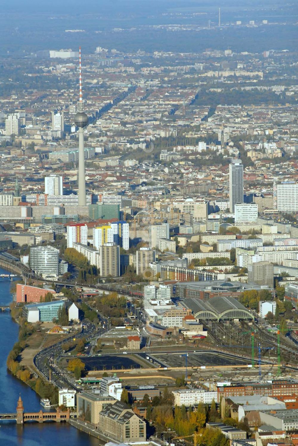 Aerial photograph Berlin - Blick auf die Multifunktionshalle O2 World auf dem Gelände am ehemaligen Postgüterbahnhof. Die Anschutz Entertainment Group und O2-Germany eröffnen 2008 Europas modernste Multifunktionshalle mit ca. 17.000 Plätzen. Bis Herbst 2008 entsteht am Ostbahnhof in Berlin Friedrichshain mit der neuen O 2 World ein Haus der Premieren und eine neue Heimat für Sport und Entertainment. Eigentümer: Anschutz Entertainment Group, Detlef Kornett, Geschäftsführer; Projektleitung: Kevin Murphy, Senior Vice President Development Tel. +49 (30) 20 60 70 80,