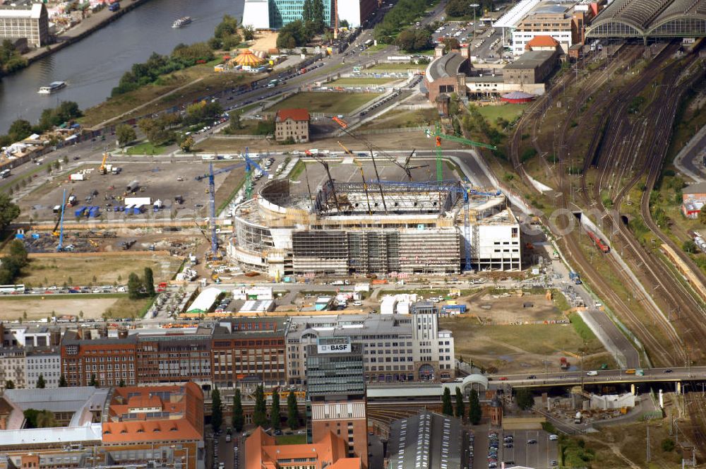 Berlin from above - Blick auf die Multifunktionshalle O2 World auf dem Gelände am ehemaligen Postgüterbahnhof, im Hintergrund erkennt man den Ostbahnhof und die Spree. Die Anschutz Entertainment Group und O2-Germany eröffnen 2008 Europas modernste Multifunktionshalle mit ca. 17.000 Plätzen. Bis Herbst 2008 entsteht am Ostbahnhof in Berlin Friedrichshain mit der neuen O 2 World ein Haus der Premieren und eine neue Heimat für Sport und Entertainment. Eigentümer: Anschutz Entertainment Group, Detlef Kornett, Geschäftsführer; Projektleitung: Kevin Murphy, Senior Vice President Development; Tel. +49 (30) 20 60 70 80,