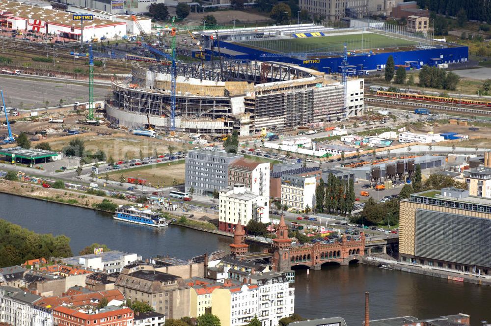 Berlin from the bird's eye view: Blick auf die Multifunktionshalle O2 World auf dem Gelände am ehemaligen Postgüterbahnhof, im Vordergrund erkennt man die Oberbaunbrücke. Die Anschutz Entertainment Group und O2-Germany eröffnen 2008 Europas modernste Multifunktionshalle mit ca. 17.000 Plätzen. Bis Herbst 2008 entsteht am Ostbahnhof in Berlin Friedrichshain mit der neuen O 2 World ein Haus der Premieren und eine neue Heimat für Sport und Entertainment. Eigentümer: Anschutz Entertainment Group, Detlef Kornett, Geschäftsführer; Projektleitung: Kevin Murphy, Senior Vice President Development Tel. +49 (30) 20 60 70 80,