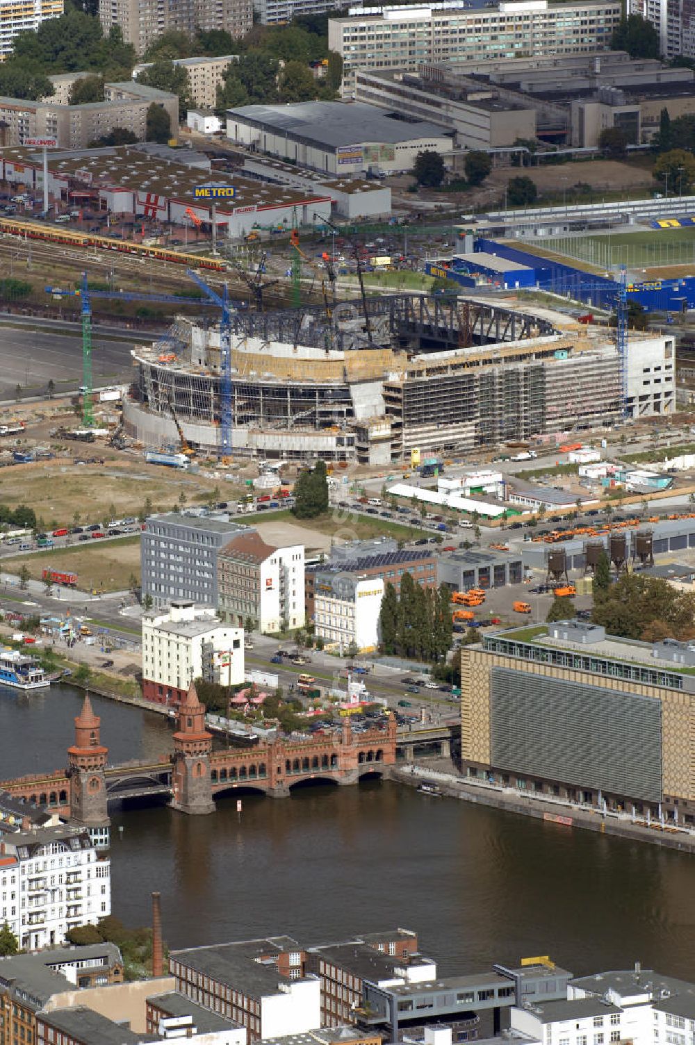 Aerial image Berlin - Blick auf die Multifunktionshalle O2 World auf dem Gelände am ehemaligen Postgüterbahnhof, im Vordergrund erkennt man die Oberbaunbrücke. Die Anschutz Entertainment Group und O2-Germany eröffnen 2008 Europas modernste Multifunktionshalle mit ca. 17.000 Plätzen. Bis Herbst 2008 entsteht am Ostbahnhof in Berlin Friedrichshain mit der neuen O 2 World ein Haus der Premieren und eine neue Heimat für Sport und Entertainment. Eigentümer: Anschutz Entertainment Group, Detlef Kornett, Geschäftsführer; Projektleitung: Kevin Murphy, Senior Vice President Development Tel. +49 (30) 20 60 70 80,