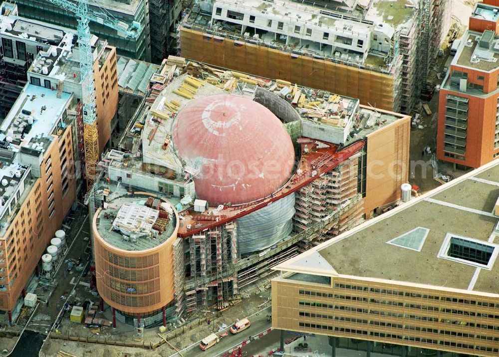 Aerial photograph Berlin - Tiergarten - Multiplexkinobau auf der Baustelle am Potsdamer Platz.