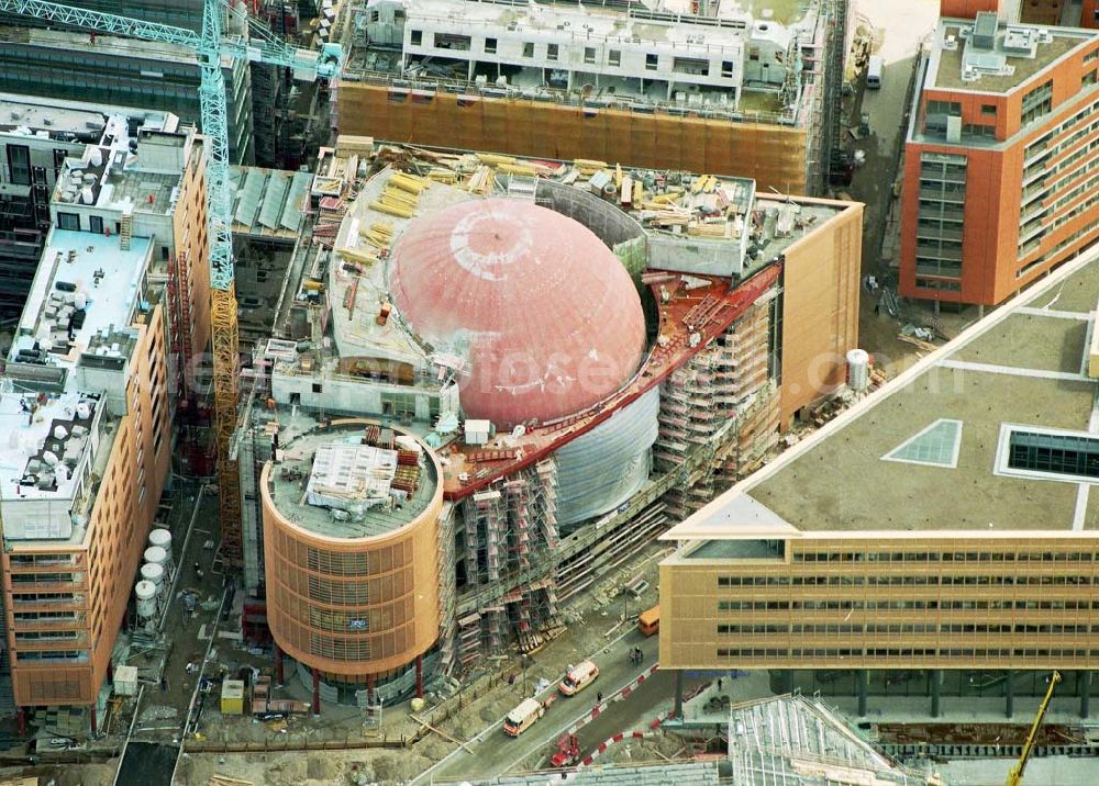 Berlin - Tiergarten from above - Multiplexkinobau auf der Baustelle am Potsdamer Platz.