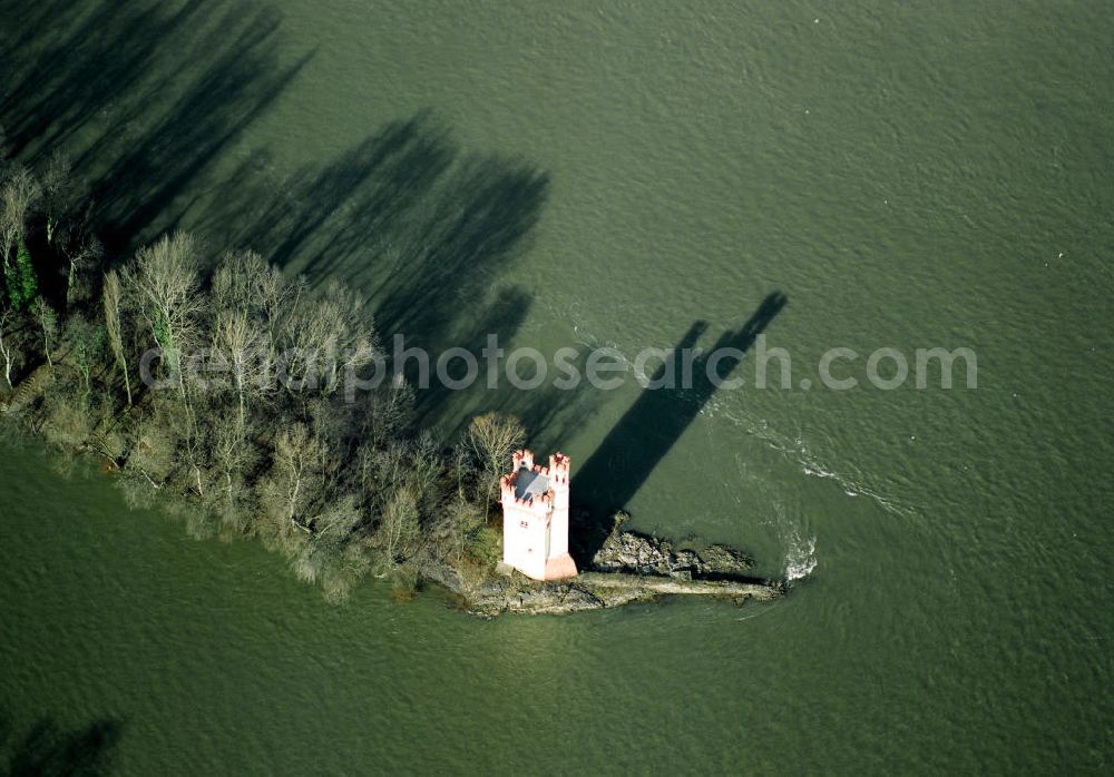 Aerial photograph Bingen - Blick auf den Binger Mäuseturm auf der Mäuseturminsel im Rhein vor Bingen. Erbaut wurde der ehemalige Wehr - und Wachturmr im 14. Jahrhundert zur Zollüberwachung. Nach der Zerstörung im Dreißigjährigen Krieg wurde er erst im 19. Jahrhundert im neugotischen Stil wieder errichtet. View to the Binger Mäuseturm at the Mäuseturminsel in the Rhine in front of Bingen. The former guard and fortified tower was built in the 14. century to control the customs. After the destruction in the Thirty Years War it was rebuilt in an neo-Gothic style in the 19. century.