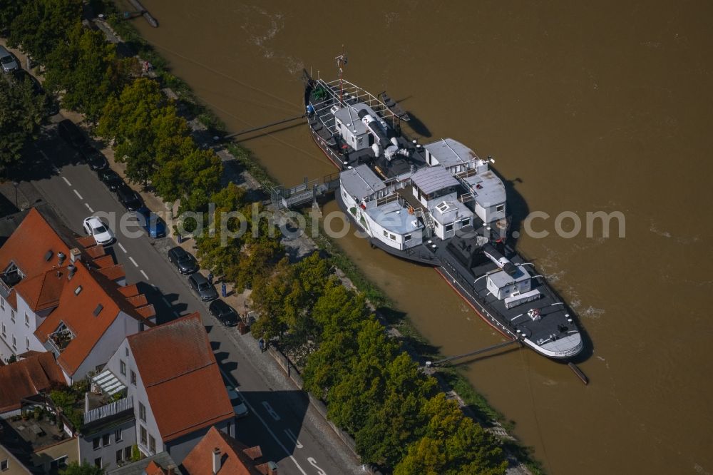 Aerial image Regensburg - Museum building ensemble of the Donau-Schiffahrts-Museum Regensburg on the ship at the boat dock on the banks of the Danube on Thundorferstrasse in the district Innenstadt in Regensburg in the state Bavaria, Germany