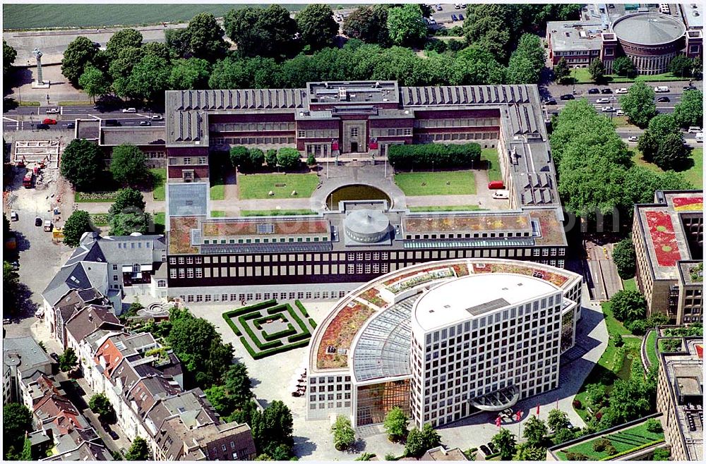 Düsseldorf from above - 06.07.2004 Das Museum Kunst Palast wurde im September 2001 im traditionsreichen Ehrenhof neu eröffnet. Der alte Kunstpalast wurde nach Plänen des Architekten Oswald Mathias Ungers völlig umgestaltet. Zusammen mit dem ehemaligen Kunstmuseum Düsseldorf, das in den neue Kunstpalast aufgeht, stehen 9000 m² Ausstellungsfläche zur Verfügung.