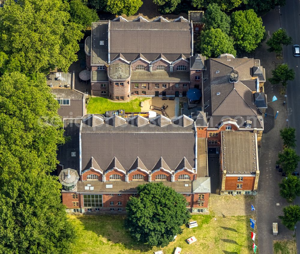 Aerial photograph Duisburg - Museum building ensemble Museum of Deutschen Binnenschifffahrt on street Apostelstrasse in the district Laar in Duisburg at Ruhrgebiet in the state North Rhine-Westphalia, Germany