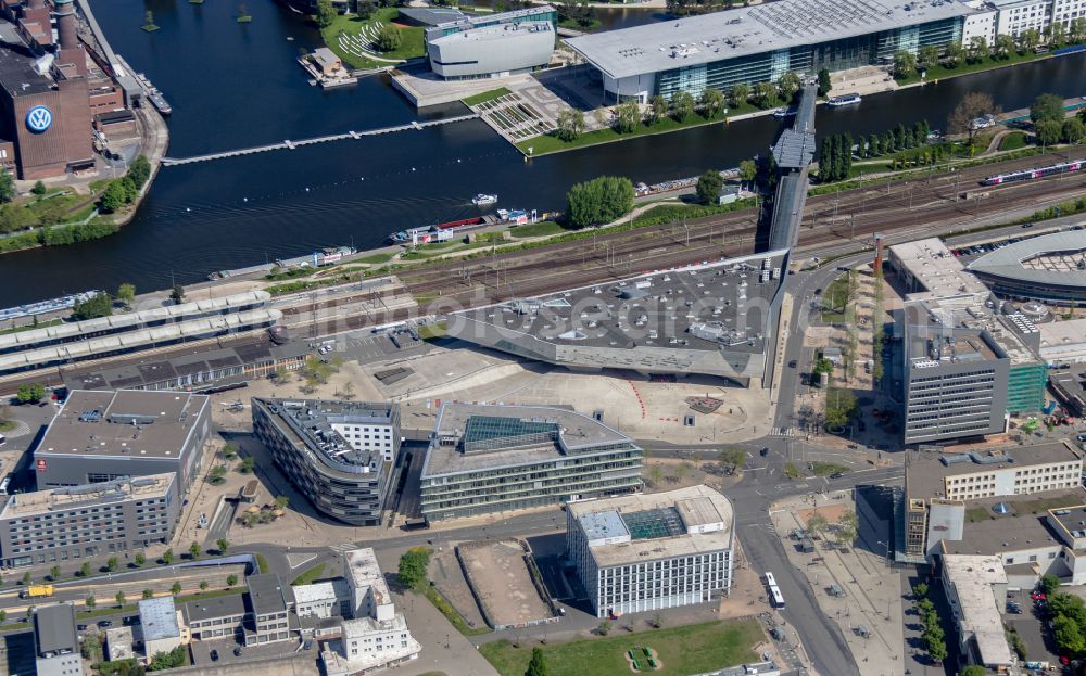 Aerial photograph Wolfsburg - Museum building ensemble phaeno on place Willy-Brandt-Platz in the district Stadtmitte in Wolfsburg in the state Lower Saxony, Germany