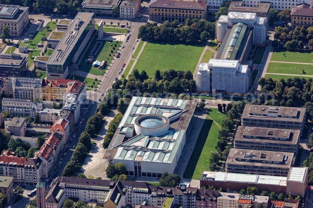 Aerial photograph München - The Museum Pinakothek der Moderne in Munich Maxvorstadt in the state of Bavaria. The building with its distinctive dome combines four museums of design, modern art and contemporary art as well as the architecture museum