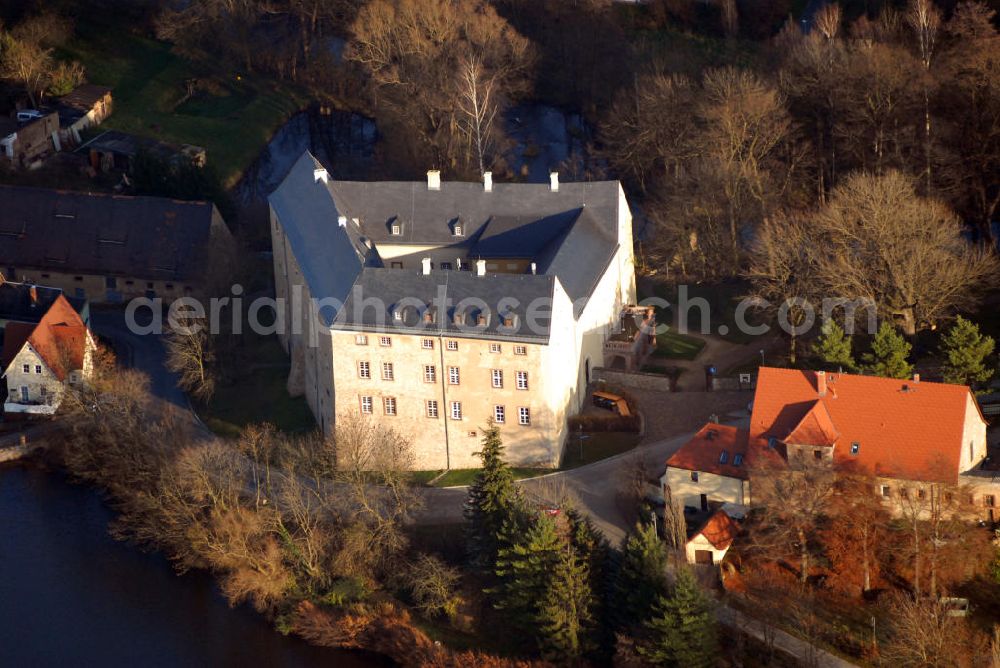 Aerial photograph Frohburg - Blick auf das Museum im Schloss Frohburg. Das heutige Schloss Frohburg wurde Mitte des 16. Jahrhunderts als Vierflügelanlage vermutlich auf den noch vorhandenen Grundmauern der alten “Frohburg“ errichtet. Erhaltene Dokumente aus dieser Zeit sind der Steinsaal sowie der Bildersaal mit seiner kassettierten Rosettendecke. Das 1917 gegründete Museum befindet sich seit 1974 in den Räumen des Schlosses und beherbergt eine ca. 800 Exponate umfassende Sammlung an Keramiken von Kurt Feuerriegel, einem der bedeutendsten Kunstkeramiker des 20. Jahrhunderts in Sachsen. (Florian-Geyer-Str. 1, 04654 Frohburg, Tel.: (03 43 48) 5 11 97)