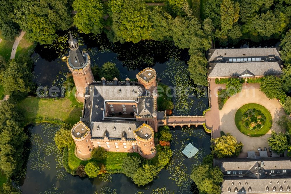 Aerial photograph Bedburg-Hau - Building and castle park systems of water castle Museum Schloss Moyland Am Schloss in Bedburg-Hau in the state North Rhine-Westphalia, Germany