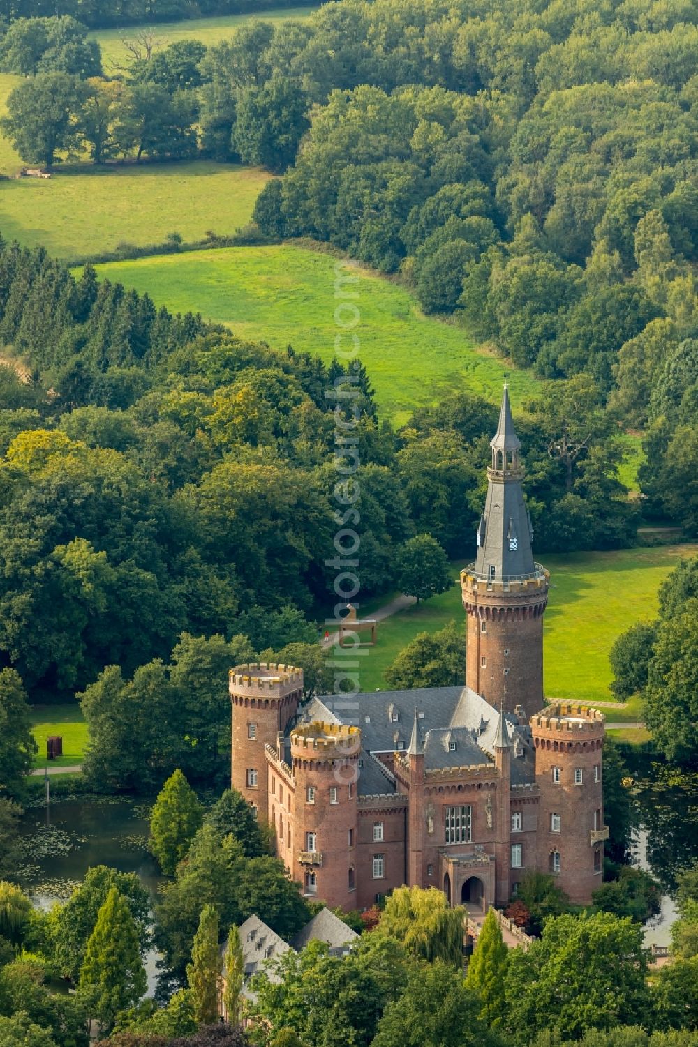 Aerial image Bedburg-Hau - Building and castle park systems of water castle Museum Schloss Moyland Am Schloss in Bedburg-Hau in the state North Rhine-Westphalia, Germany