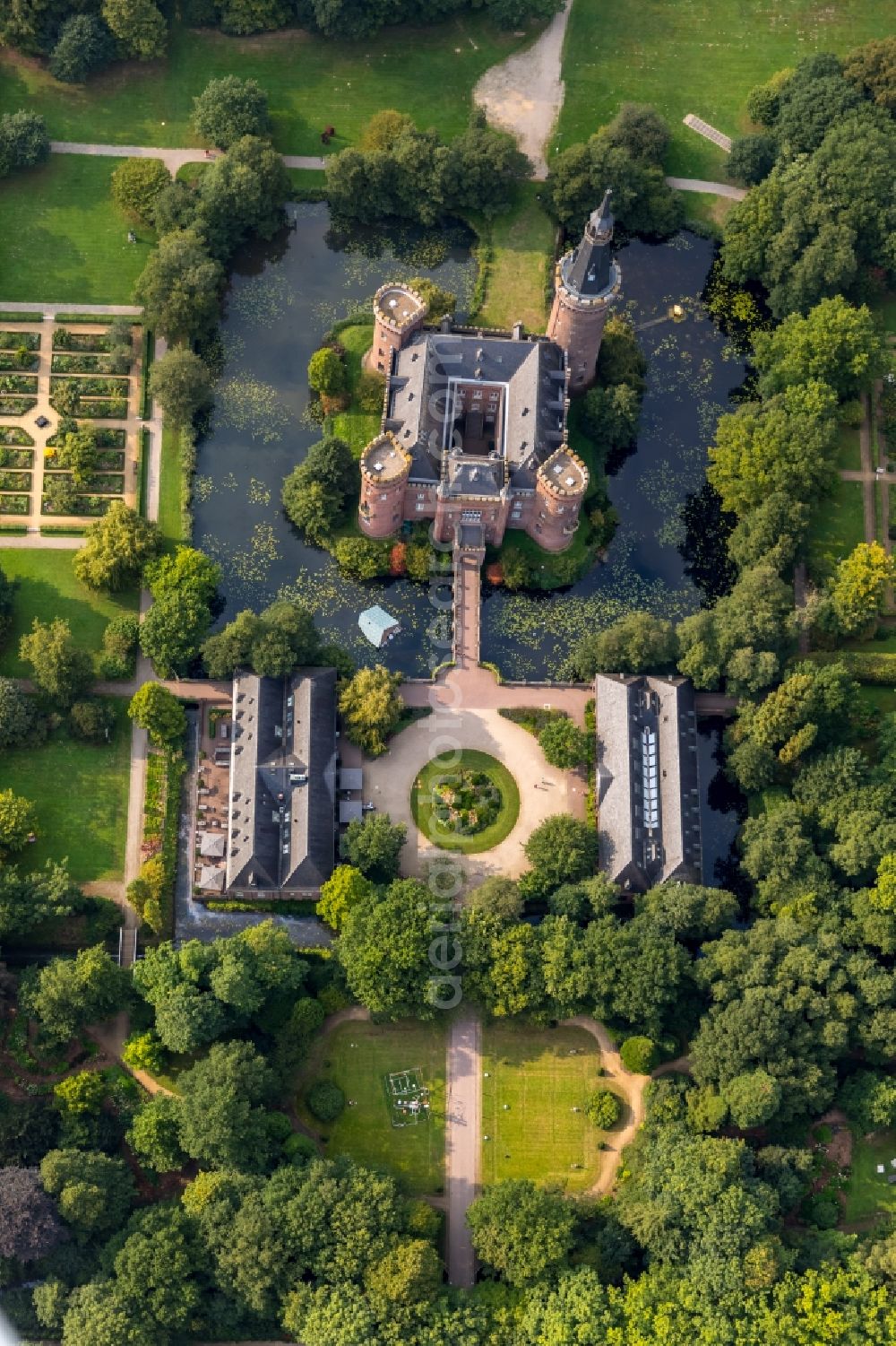 Aerial image Bedburg-Hau - Building and castle park systems of water castle Museum Schloss Moyland Am Schloss in Bedburg-Hau in the state North Rhine-Westphalia, Germany