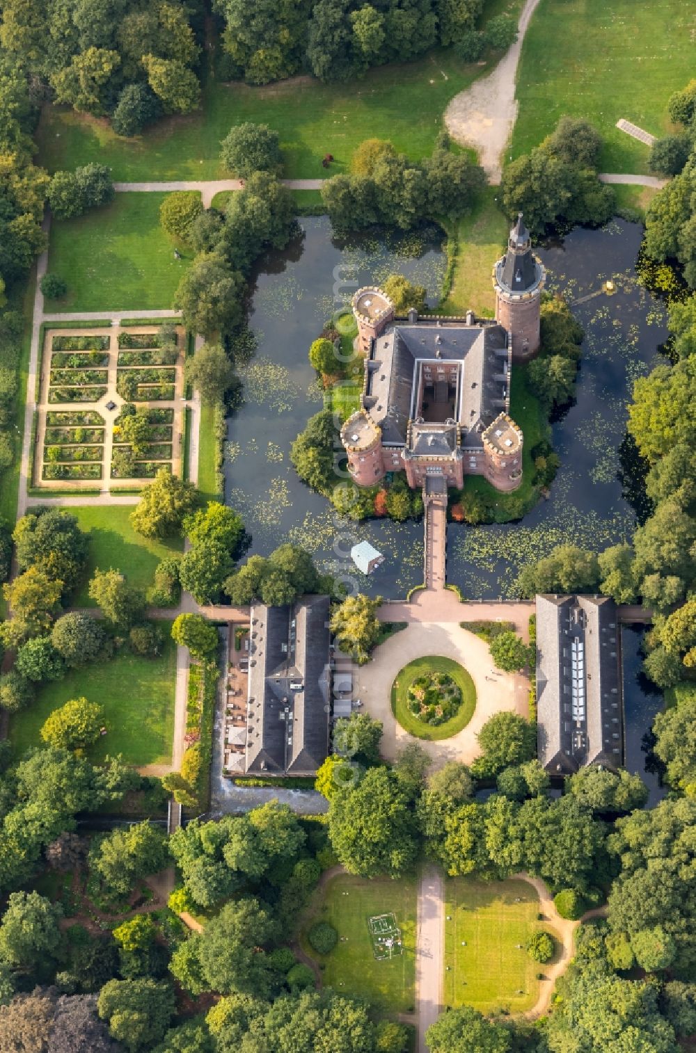 Aerial photograph Bedburg-Hau - Building and castle park systems of water castle Museum Schloss Moyland Am Schloss in Bedburg-Hau in the state North Rhine-Westphalia, Germany