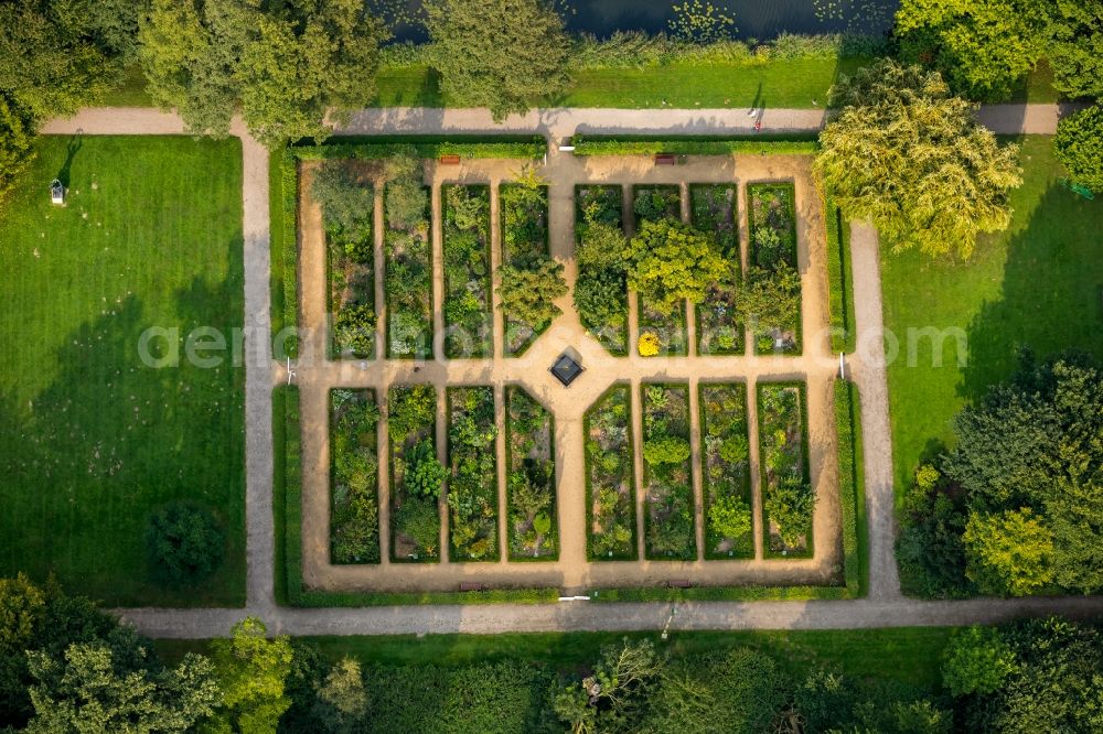 Aerial photograph Bedburg-Hau - Building and castle park systems of water castle Museum Schloss Moyland Am Schloss in Bedburg-Hau in the state North Rhine-Westphalia, Germany