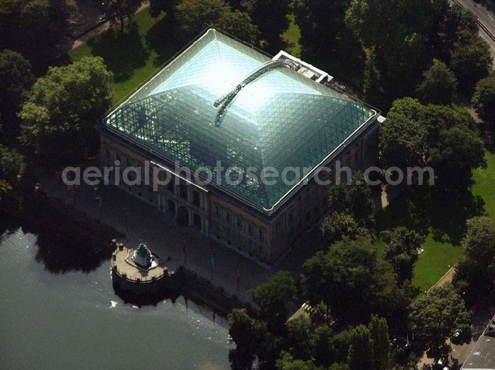 Aerial image Düsseldorf (NRW) - Blick auf das am Kaiserteich gelegende Düsseldorfer Ständehaus. Das Ständehaus wurde ehemals vom preußischen Provinziallandtag, dann bis 1988 vom Landtag des Landes Nordrhein-Westfalen genutzt und beherbergt heute das Museum für moderne Kunst des 21. Jahrhunderts unter dem Namen K21. K20K21 Kunstsammlung Nordrhein-Westfalen, Grabbeplatz 5, 40213 Düsseldorf, Telefon: 0211 - 8381 - 130, Telefax: 0211 - 8381 - 20, E-Mail: info@kunstsammlung.de, Bauherr Bau- und Liegenschaftsbetrieb NRW Düsseldorf ,Architekt Kiessler + Partner Architekten, München