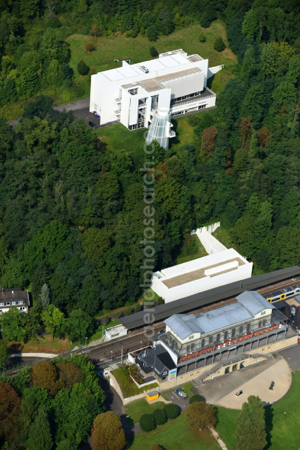 Remagen from above - Museum building ensemble Arp Museum Bahnhof Rolandseck in Remagen in the state Rhineland-Palatinate, Germany