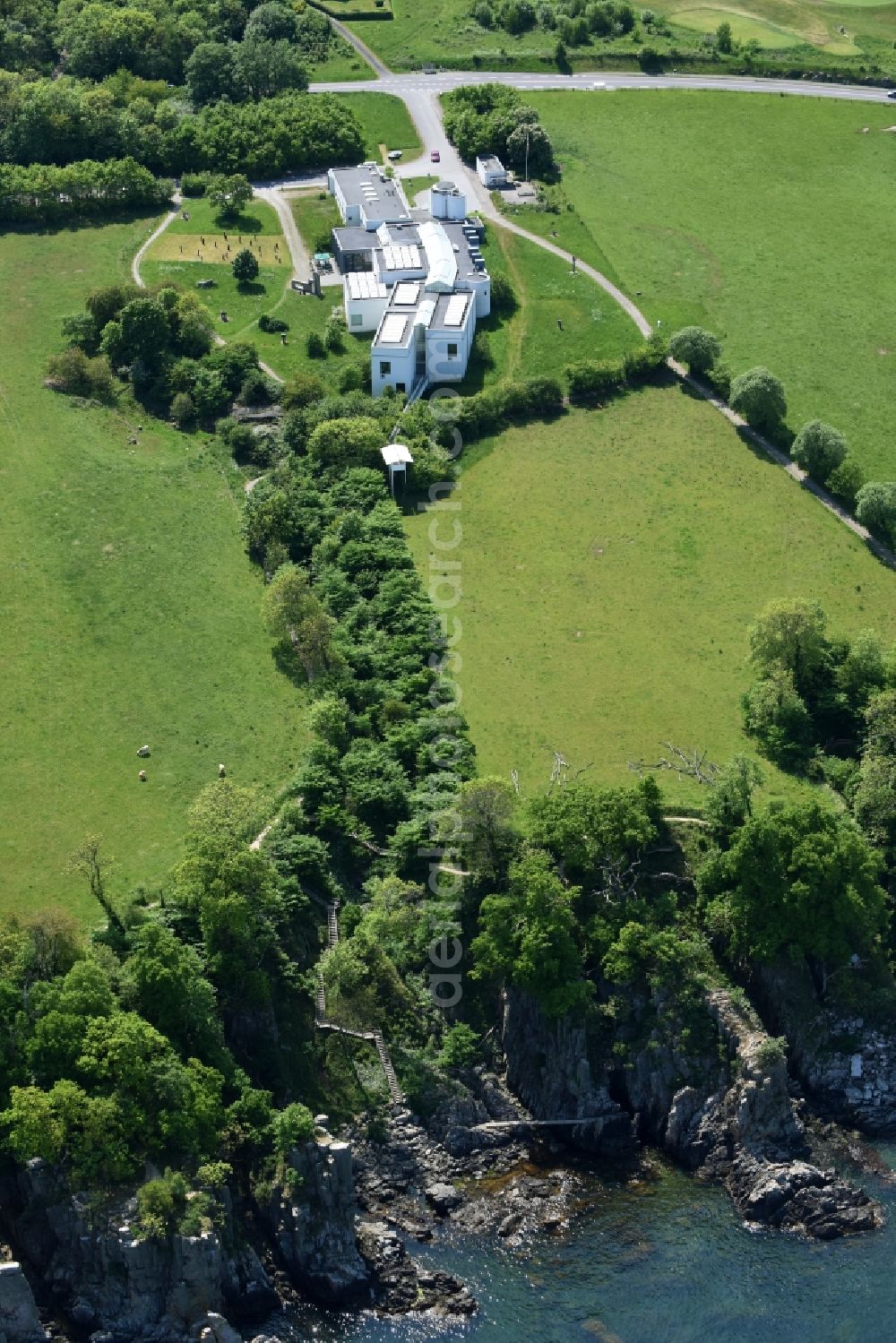 Aerial photograph Gudhjem - Museum building ensemble Bornholms Kunstmuseum on Otto Bruuns Plads in Gudhjem in Region Hovedstaden, Denmark